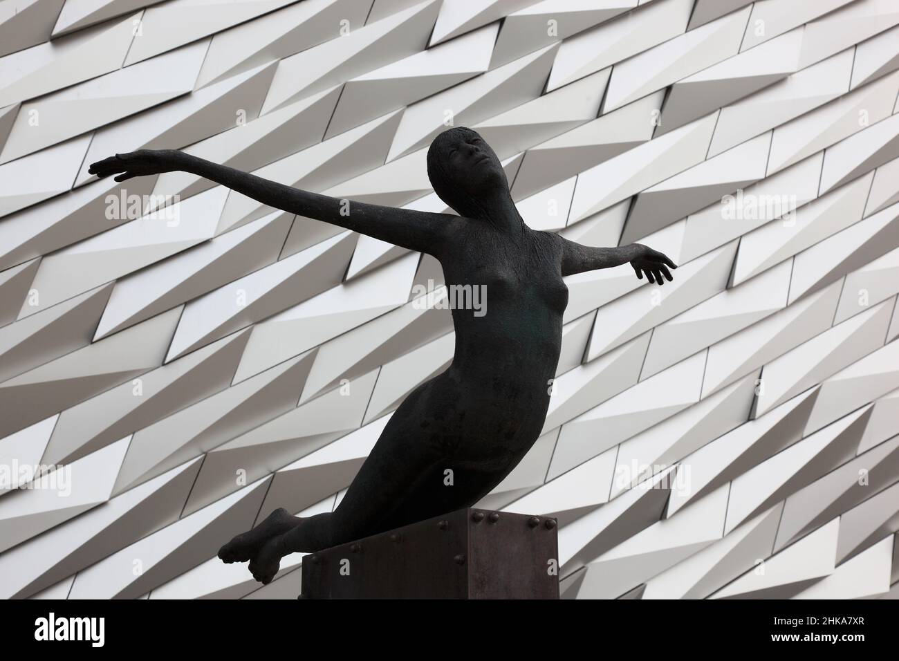 Skulptur Titanica von Rowan Gillespie vor dem Gebäude, Museo Titanic en Belfast, Nordirland, Die Titanic Belfast ist eine Besucherattraktion, die 201 Foto de stock
