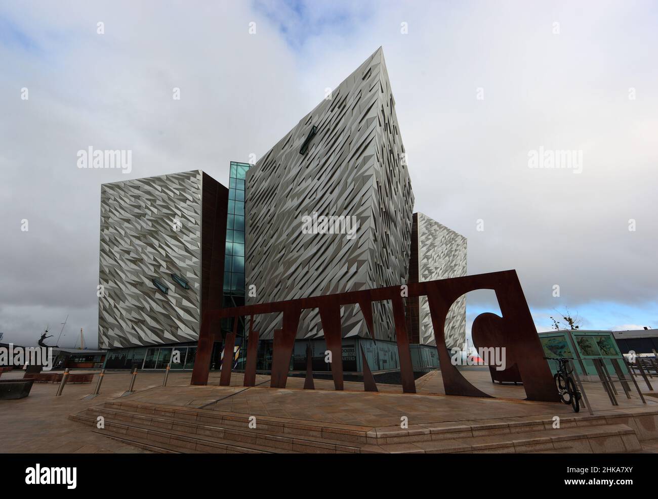 Museo Titanic en Belfast, Nordirland, Die Titanic Belfast ist eine Besucherattraktion, die 2012 eröffnet wurde und ein Denkmal für das maritime Erbe Foto de stock