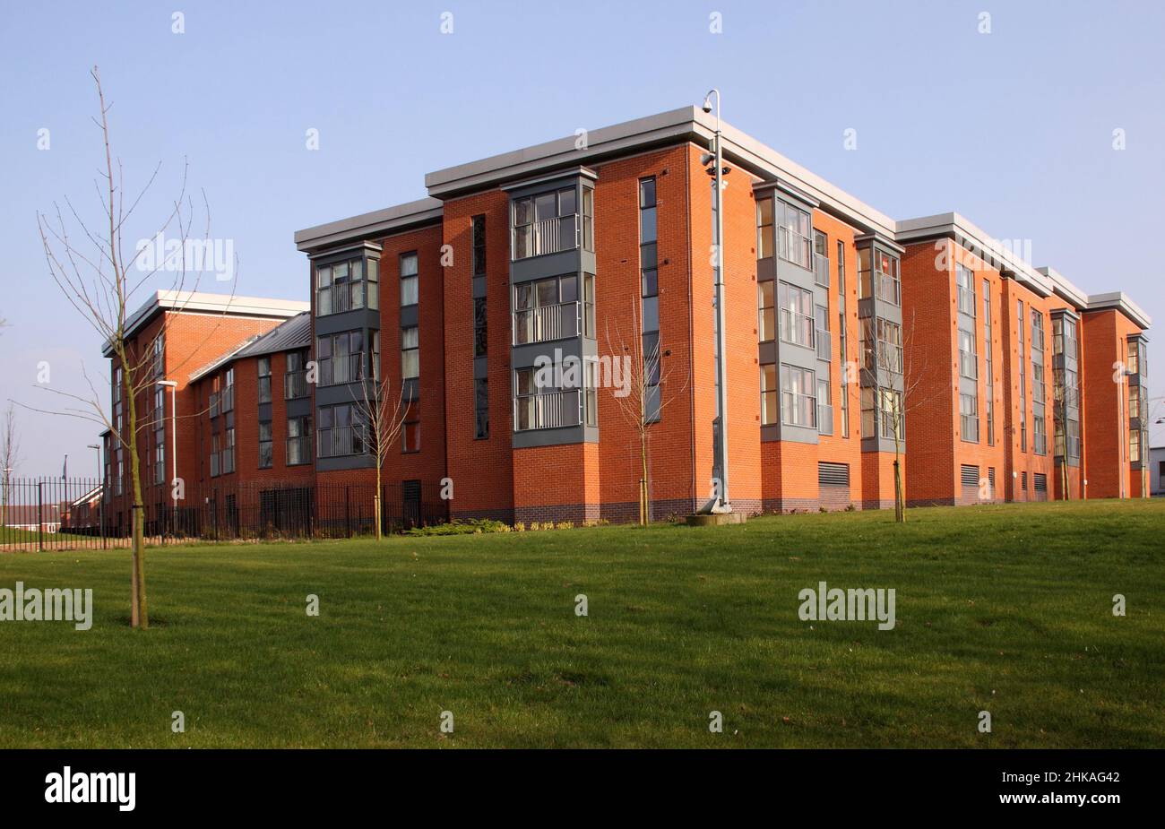 Moderno bloque de apartamentos en Wolverhampton, West Midlands, Inglaterra, Reino Unido, cielo azul Foto de stock