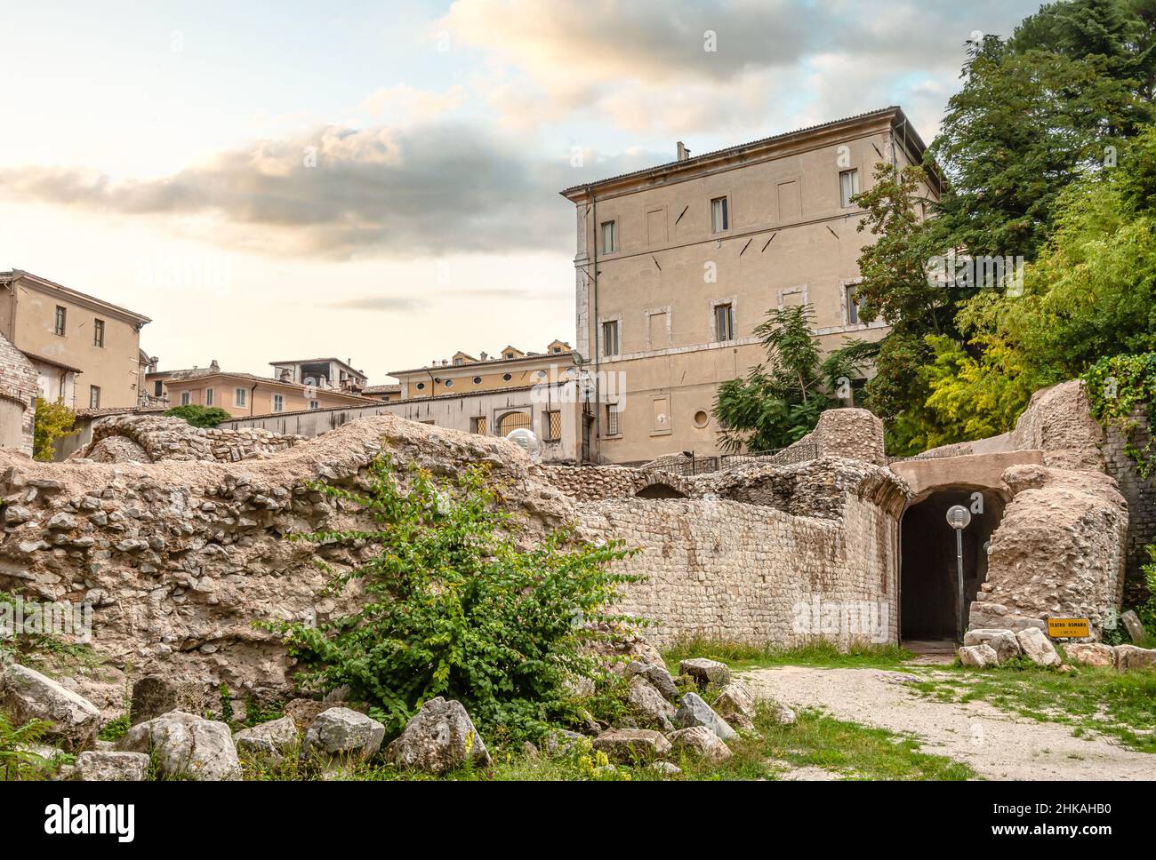 Teatro romano en el casco antiguo de Spoleto, Umbría, Italia Foto de stock