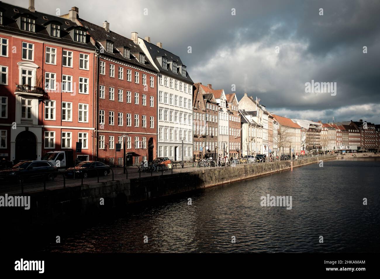 El distrito Centrum de Copenhague, cerca de Christianborg. Foto de stock