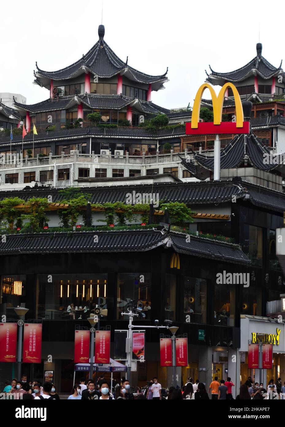 Logotipo de McDonald's visto entre las pagodas chinas en Shenzhen, China Foto de stock