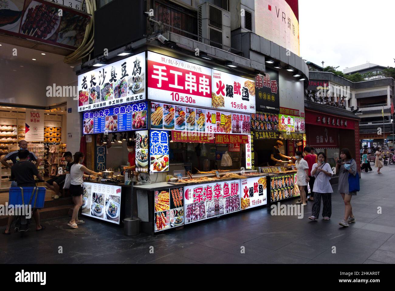 Puesto de comida al aire libre (el letrero se traduce como 'brochetas hechas a mano') en Shenzhen, China Foto de stock