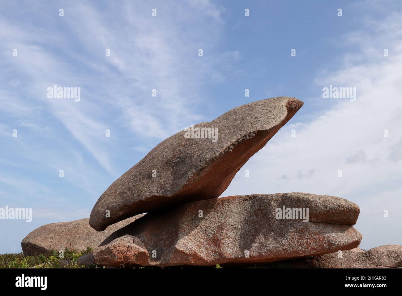 Rocas y rocas de Bizarre en la Costa de Granito Rosa en la isla de Renote en Bretaña, Francia Foto de stock