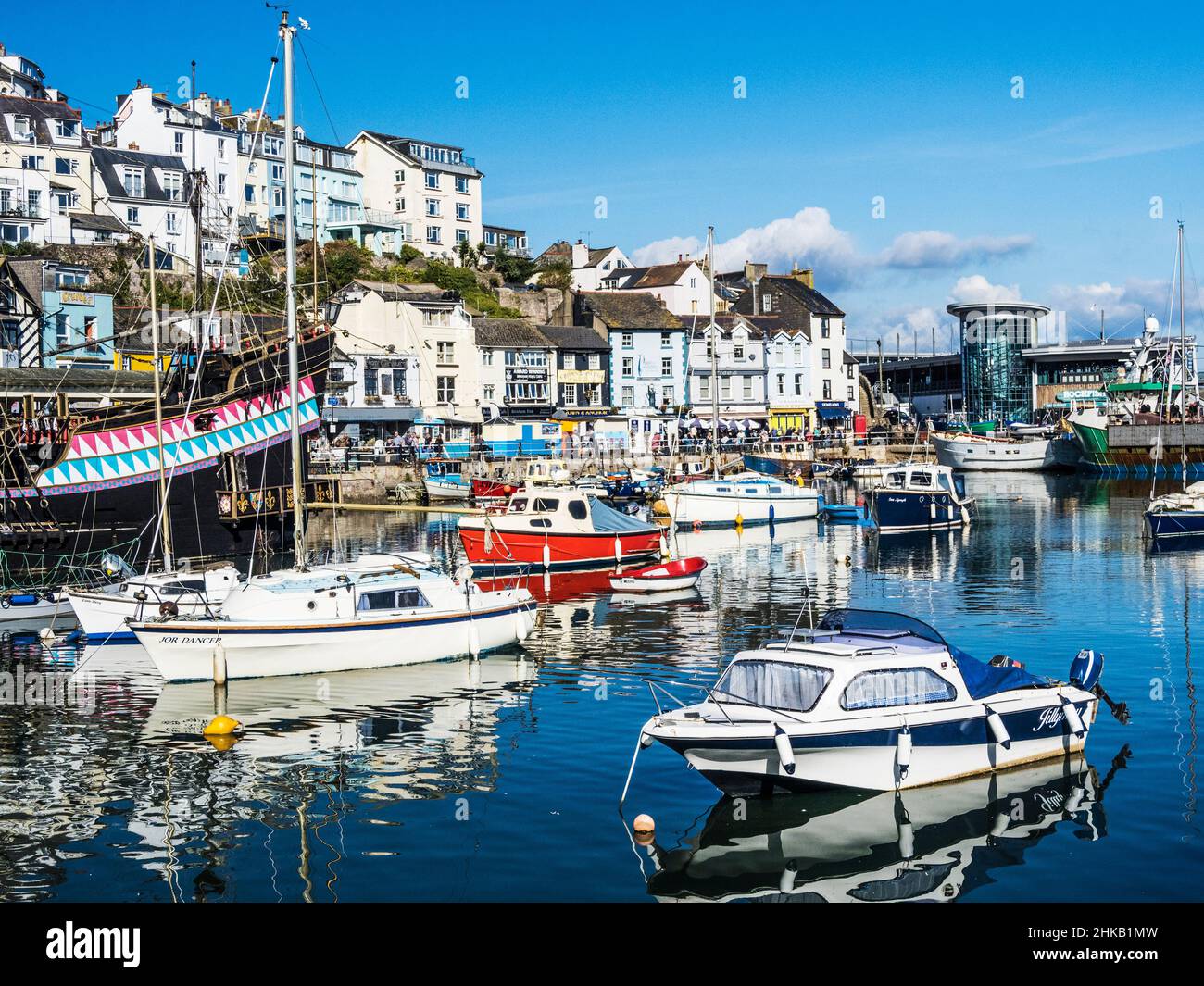Un día soleado en Brixham en el sur de Devon, con el famoso mercado de mariscos Rockfish y restaurante en el fondo. Foto de stock