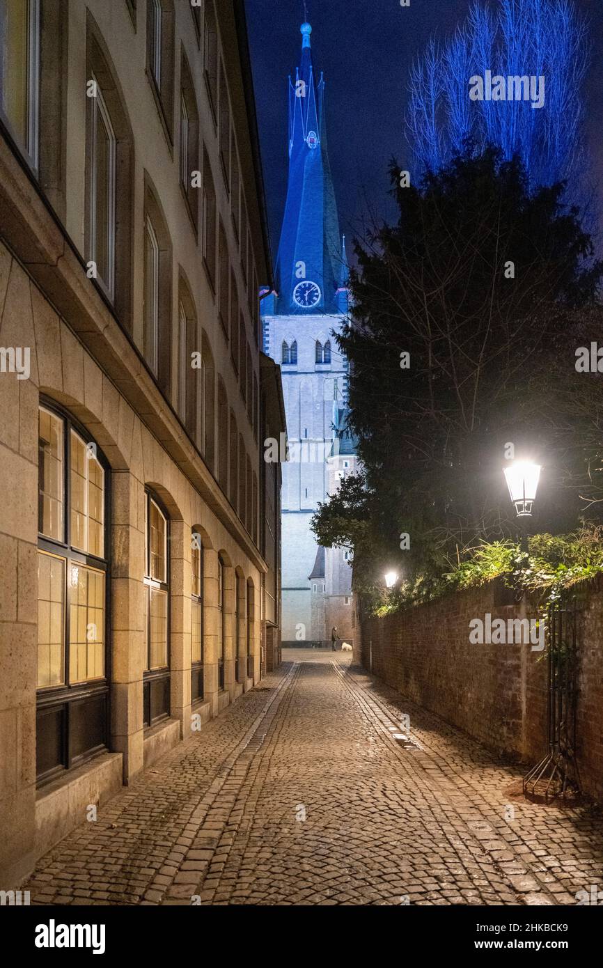 Schlösser-Müller-Gasse y la iglesia de San Lambertus por la noche en el casco antiguo de Düsseldorf, NRW, Alemania el 11.12.2021 Foto de stock