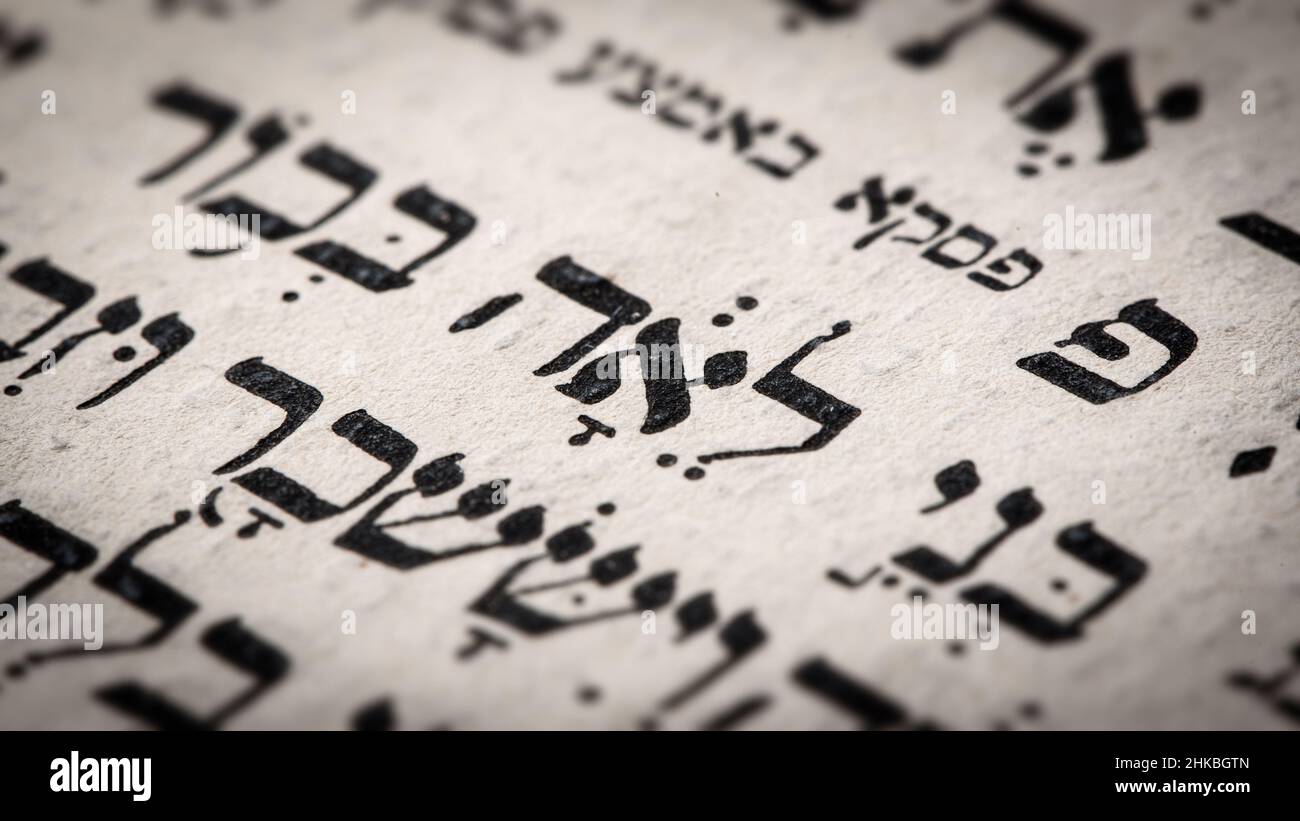 Primer plano de la palabra hebrea en la página de la Torá. La