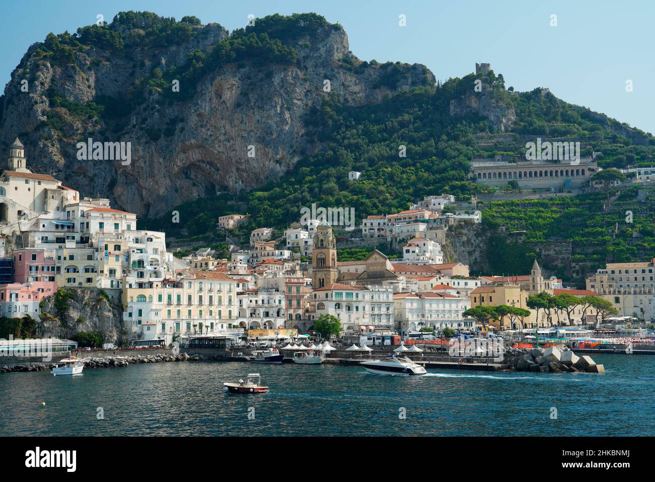 Vista de la ciudad desde el mar, Amalfi, Campania, Italia, Europa Foto de stock