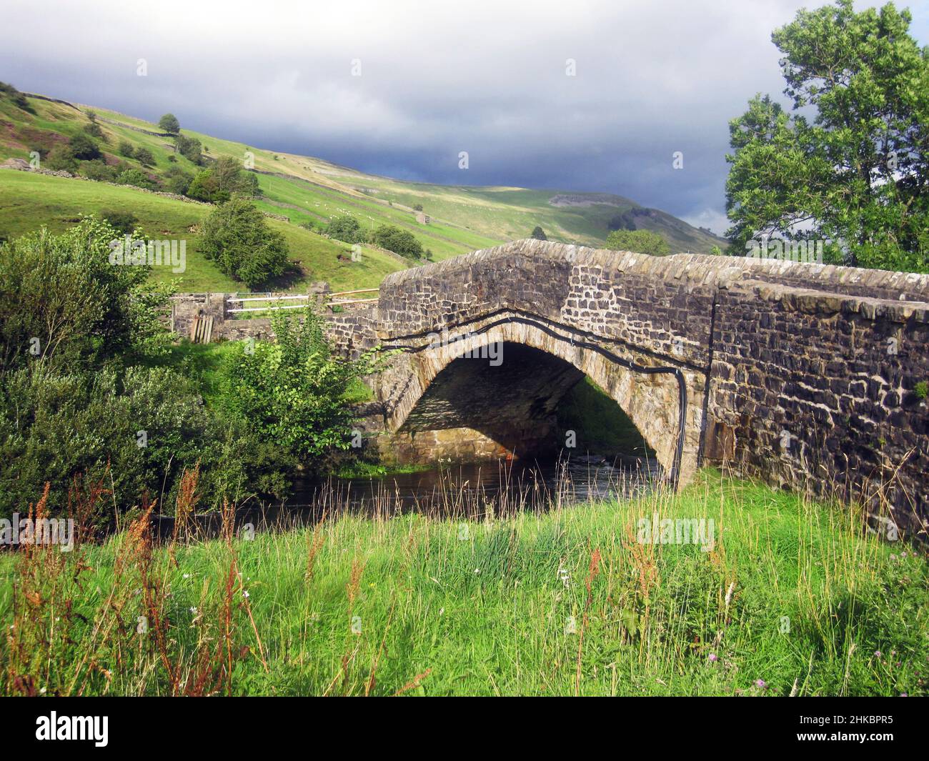 El puente en Muker, Swaledale, North Yorkshire Moors Foto de stock