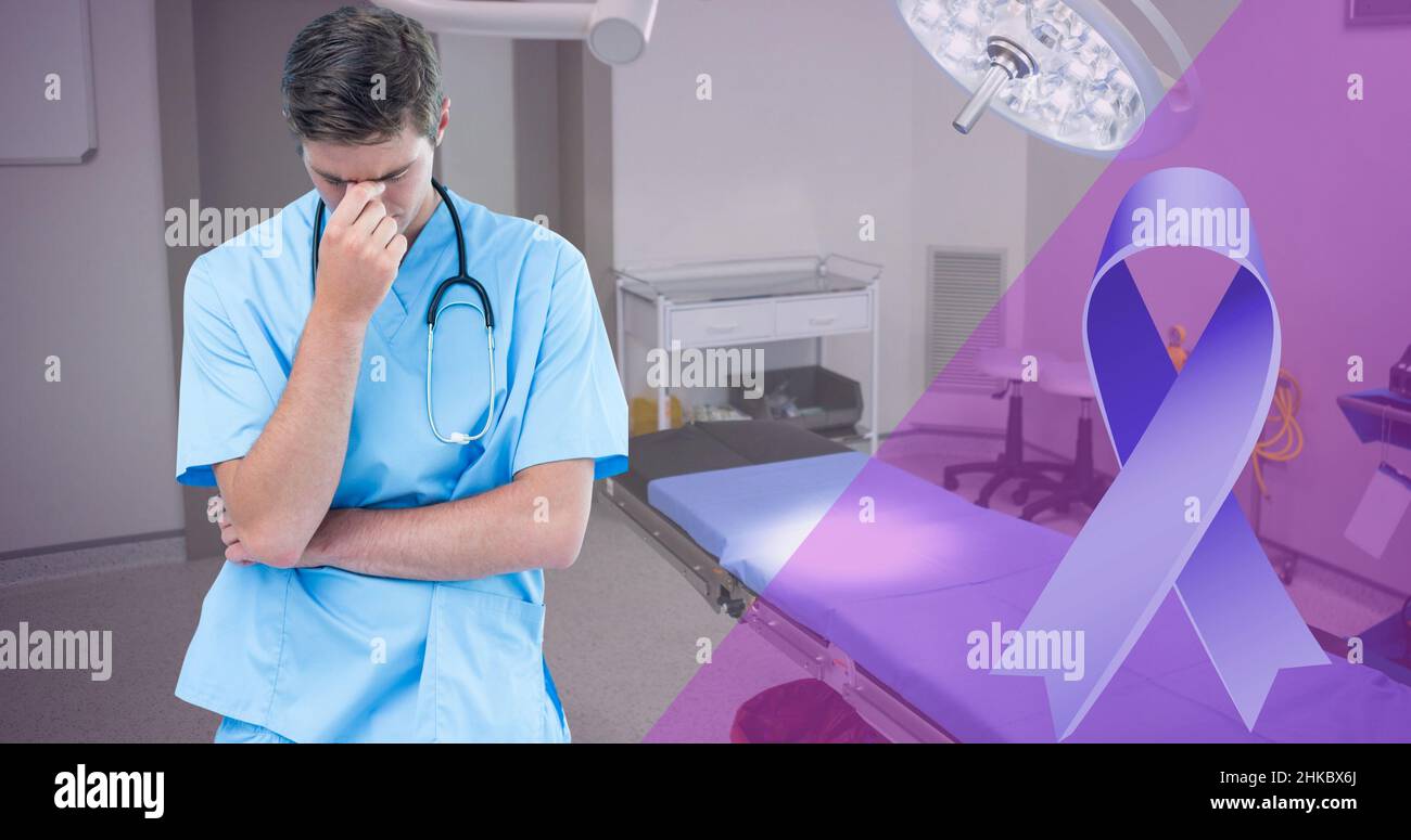 Imagen digital compuesta de cinta de conciencia azul y médico caucásico joven con la cabeza en la mano Foto de stock