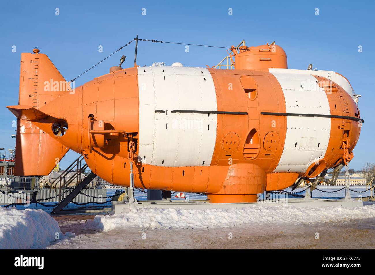 Batiscafo submarino amarelo e contorno submarino para colorir