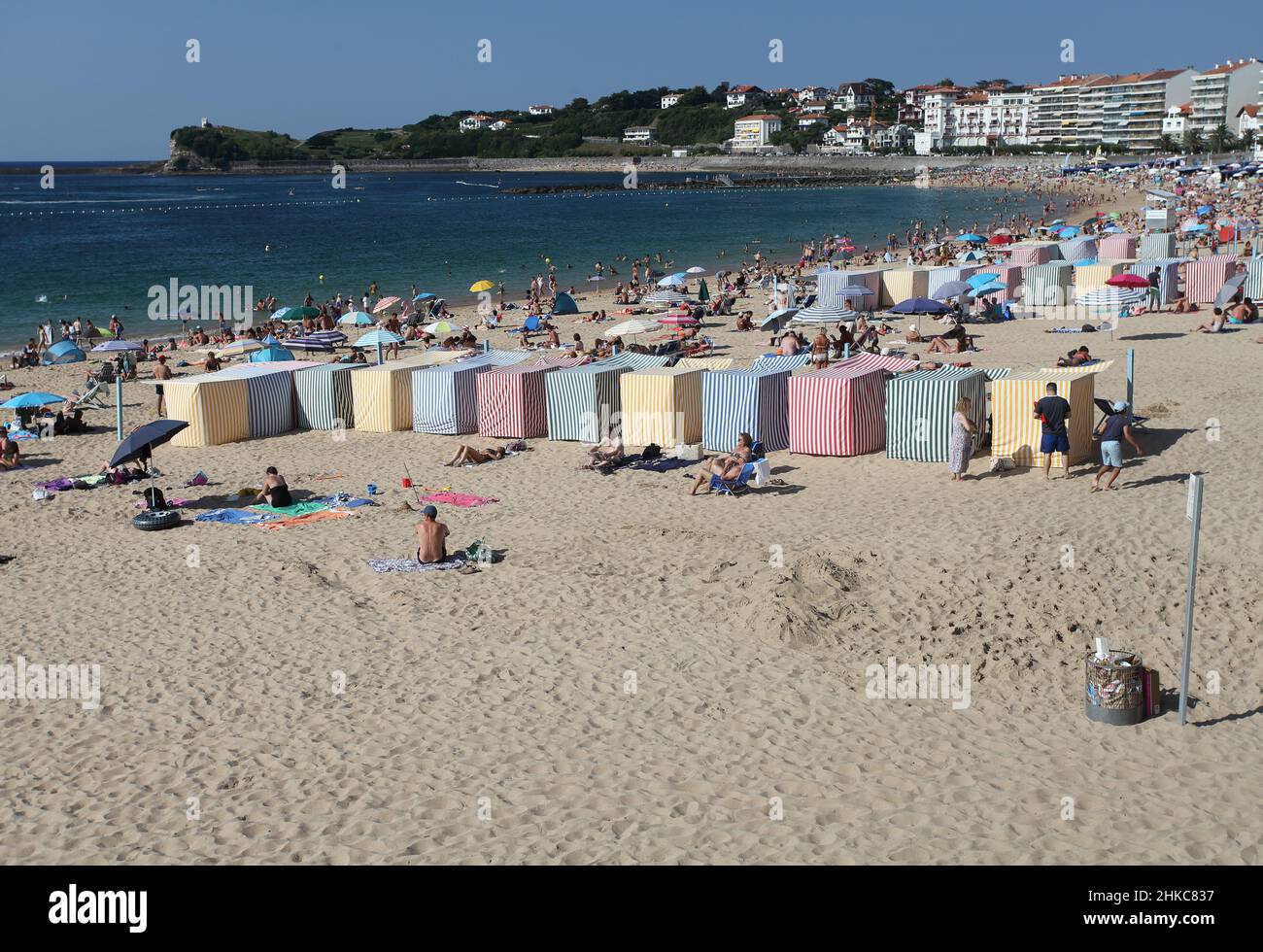 Coloridas carpas de baño en la playa Grande Plage en St Jean de Luz, País  Vasco, Pirineos Atlánticos, Francia Fotografía de stock - Alamy