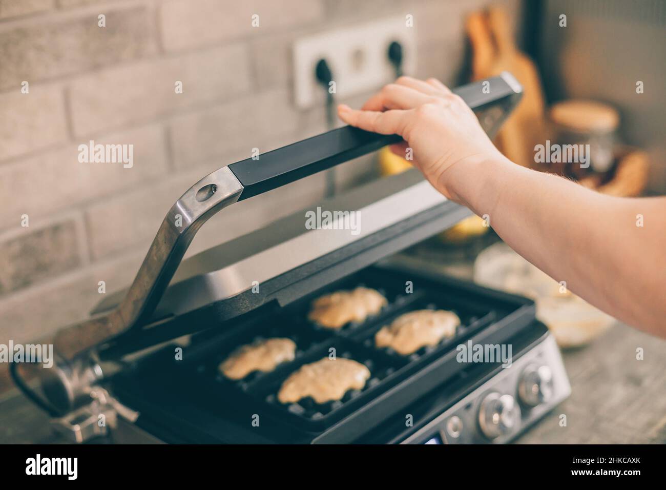 Máquina para hacer waffles noruegos o hierro Fotografía de stock - Alamy