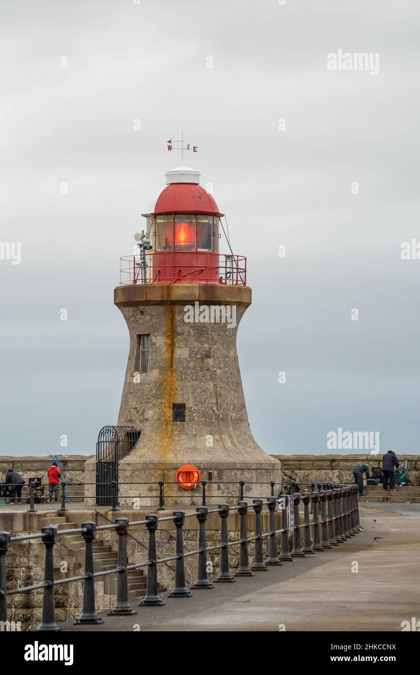 Faro de South Pier en South Shields, South Tyneside, Reino Unido, con baliza encendida. Foto de stock