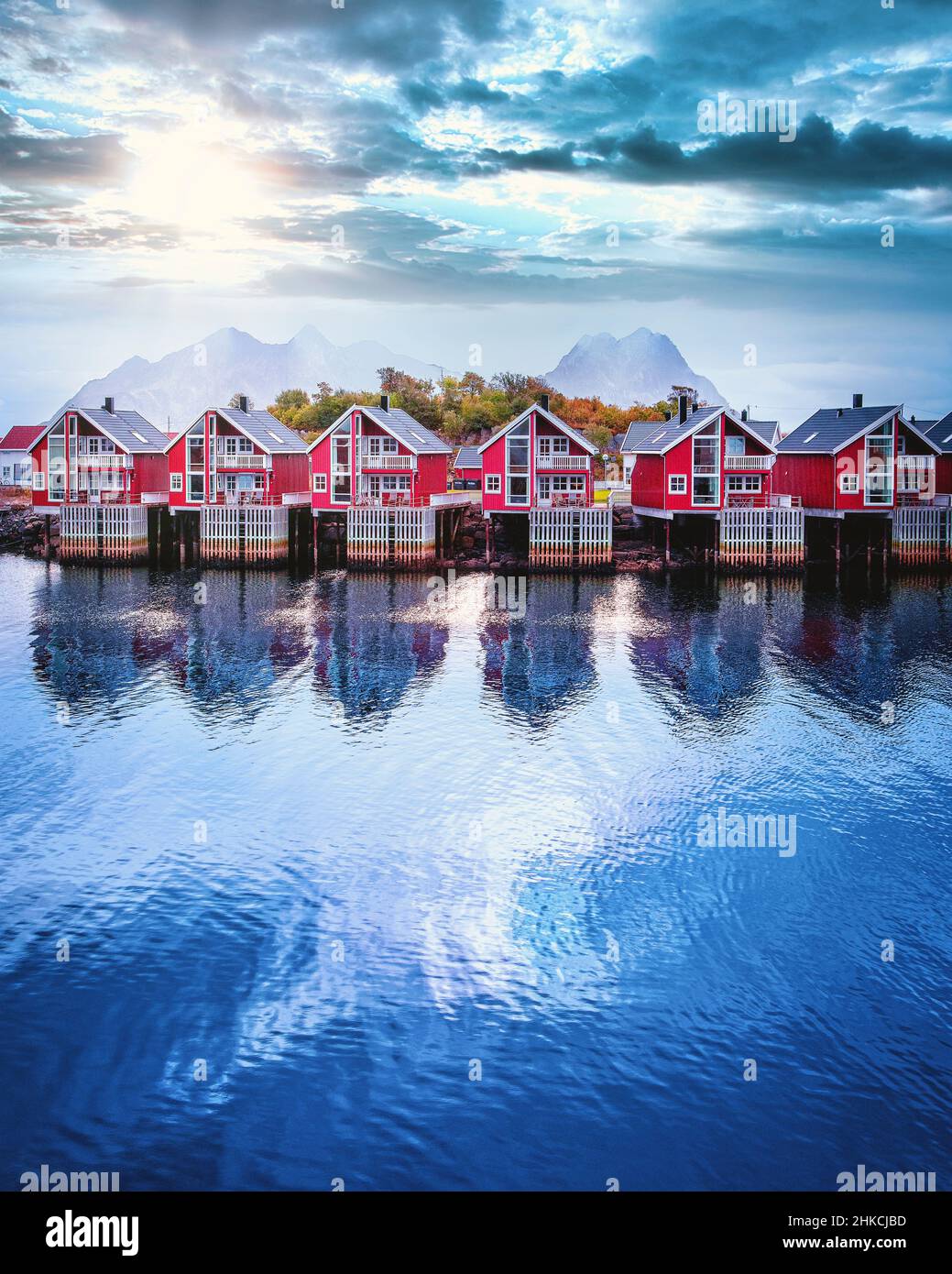 Las casas rorbuer de la versión más nueva están alineadas a lo largo de la costa de las islas Lofoten en Svolvaer, Noruega. Foto de stock