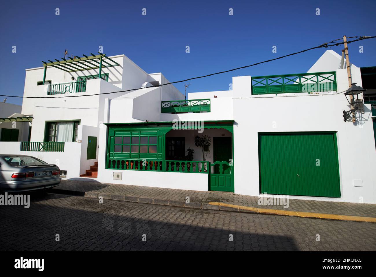 Apartamentos y casas tradicionales encalados con detalles pintados de verde en el casco antiguo de playa blanca Lanzarote Islas Canarias España Foto de stock