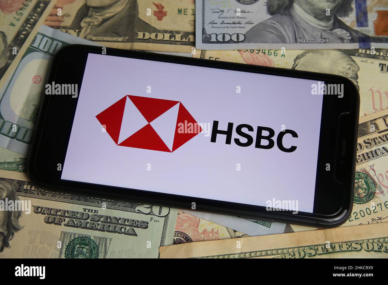 Viersen, Alemania - Enero 9. 2022: Primer plano del teléfono móvil con el  logotipo de hsbc , US dollar papel billetes de fondo Fotografía de stock -  Alamy