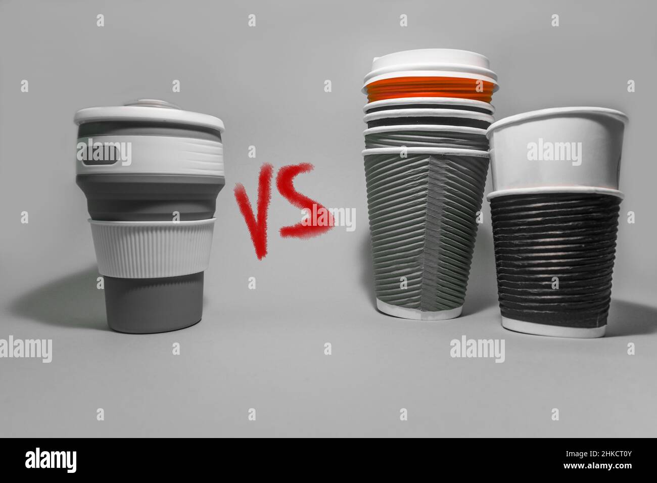 Taza de café reutilizable frente a tazas de café desechables de papel. Consumo consciente. Cuidar el medio ambiente. Foto de stock