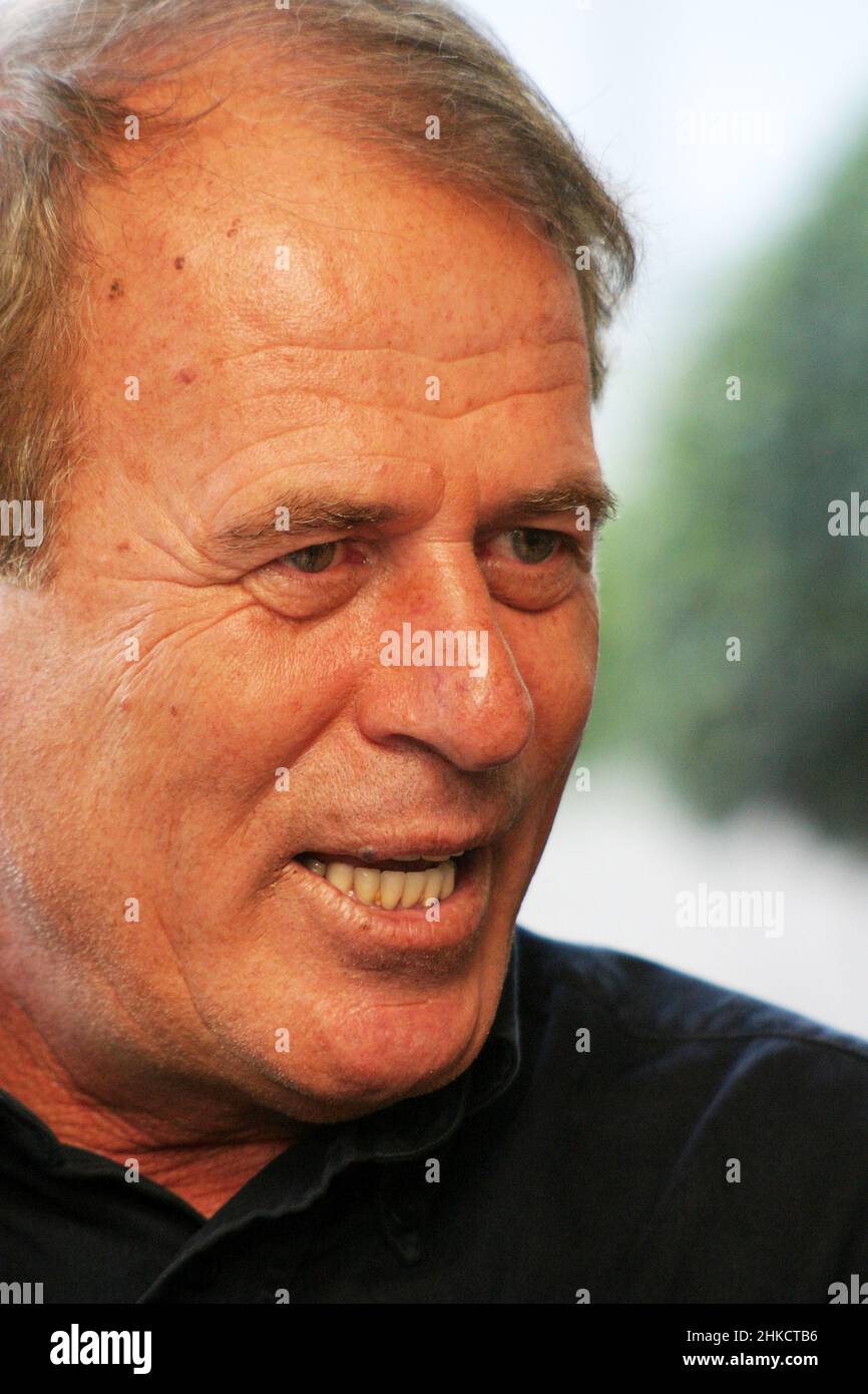 ESTAMBUL, TURQUÍA - 6 DE SEPTIEMBRE: Gerente de fútbol turco y ex jugador de fútbol Mustafa Denizli el 6 de septiembre de 2007 en Estambul, Turquía. Ha ganado el título de la Super Liga Turca tres veces. Foto de stock