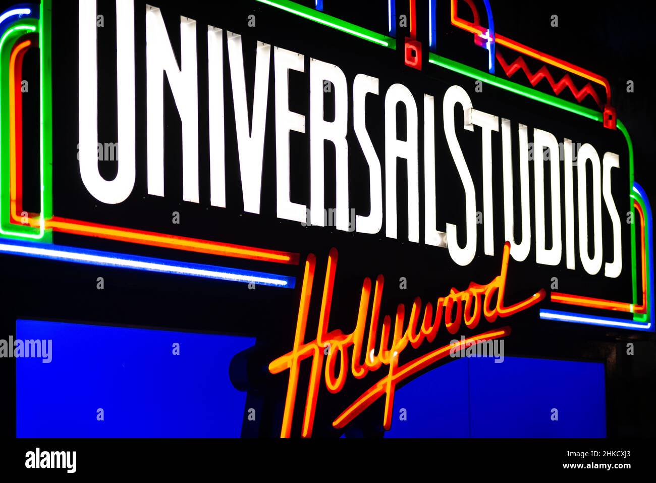 Los Ángeles, Estados Unidos de América - 17 de octubre de 2016: Parque temático Universal Studios logo de neón por la noche Foto de stock