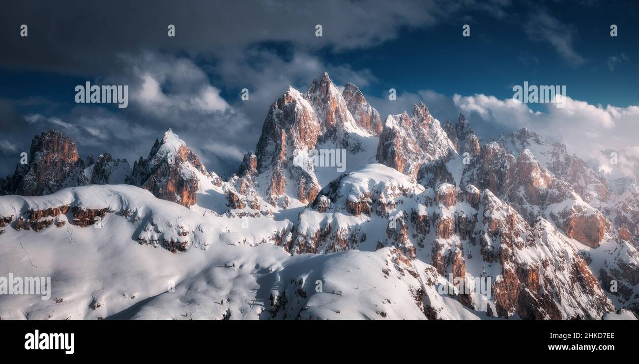 Hermosos picos montañosos en la nieve en invierno al atardecer Foto de stock