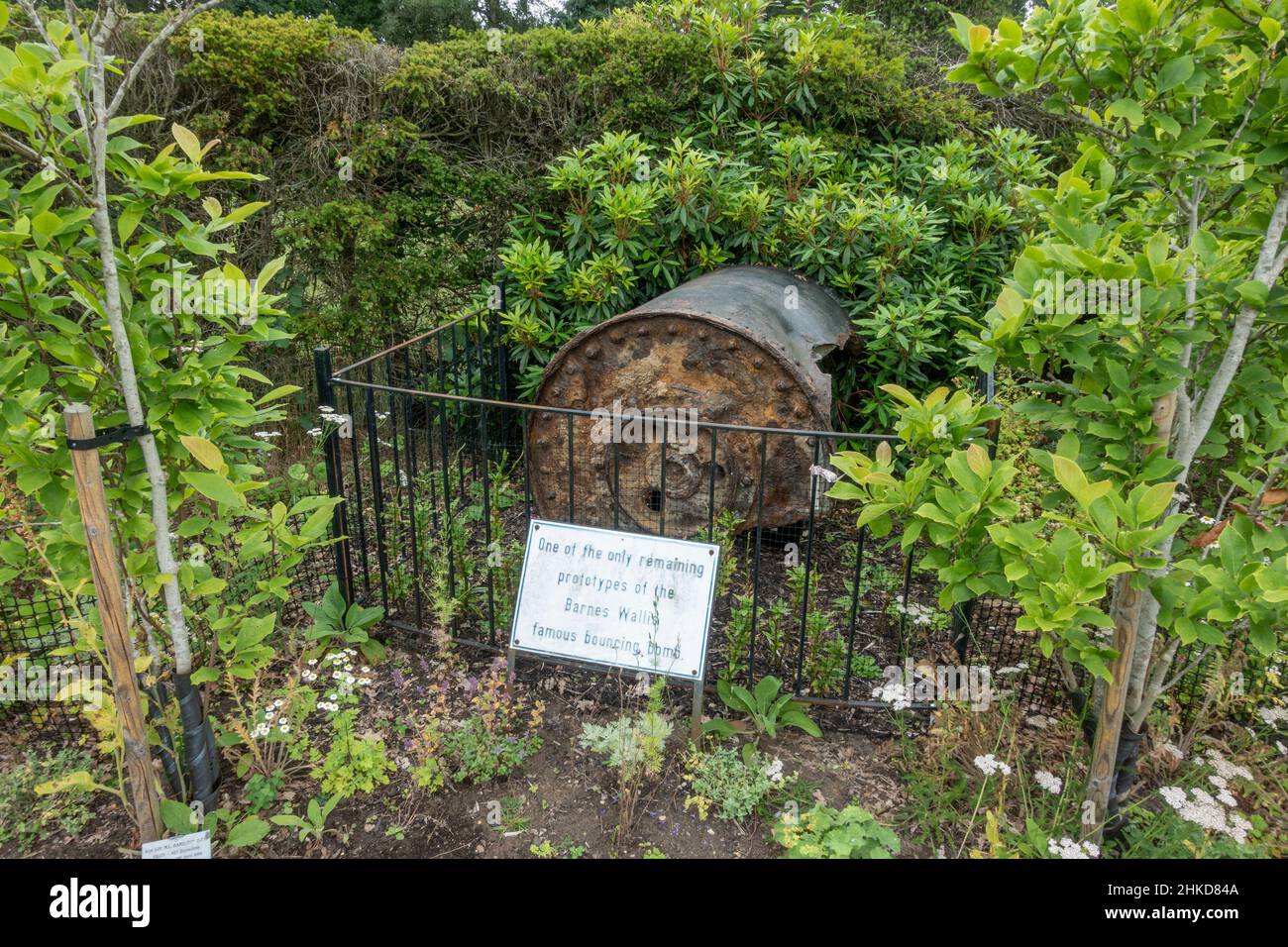 Restos de una bomba que rebota en los terrenos del Petwood Hotel, hogar del legendario escuadrón “Dambusters” de 617 en WW2, Woodhall Spa, Lincolnshire, Reino Unido. Foto de stock