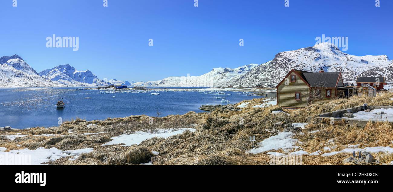 Vista al fiordo desde Qoornoq - antiguo pueblo de pescadores, hoy día residencia de verano en el medio del fiordo Nuuk, Groenlandia Foto de stock