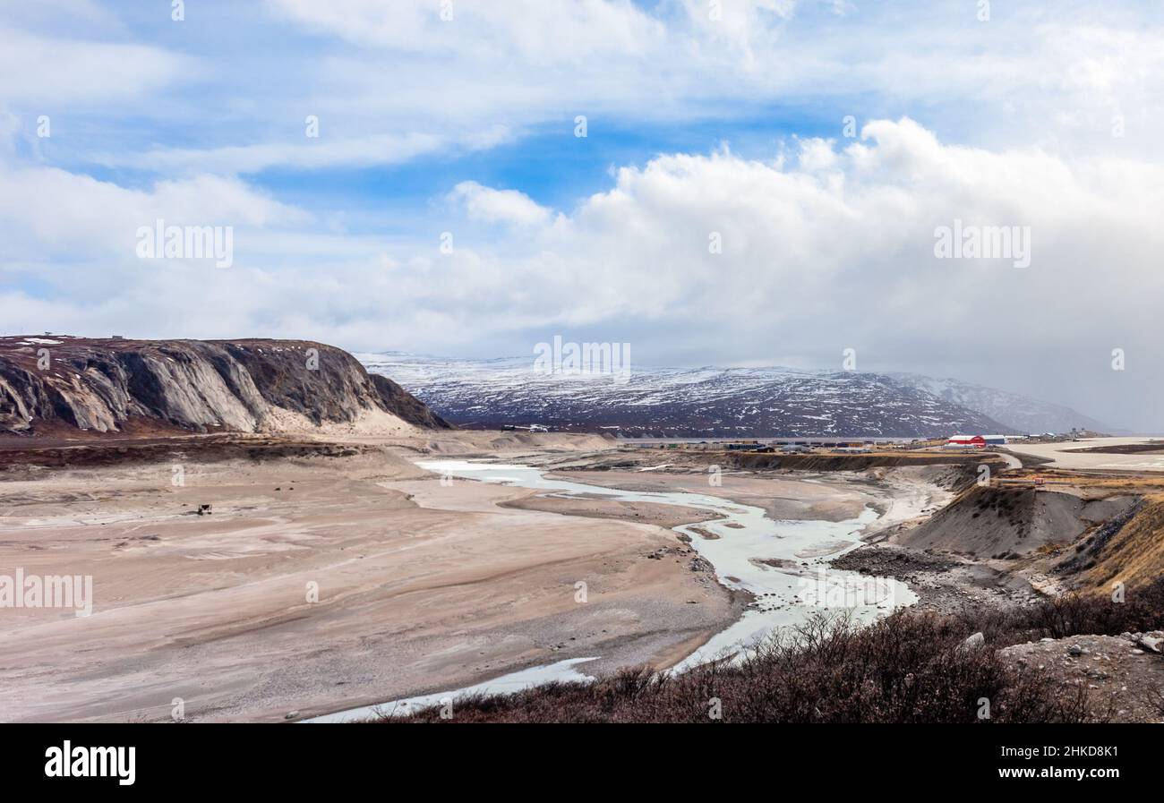 Otoño Paisaje de tierras residuales groenlandesas con curva de río glaciar y montañas en el fondo, Kangerlussuaq, Groenlandia Foto de stock