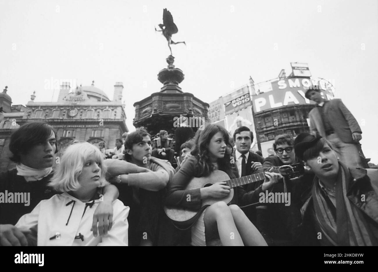 Vasthi Bunyan tocando la guitarra y cantando en Piccadilly Circus, 1966 Foto de stock