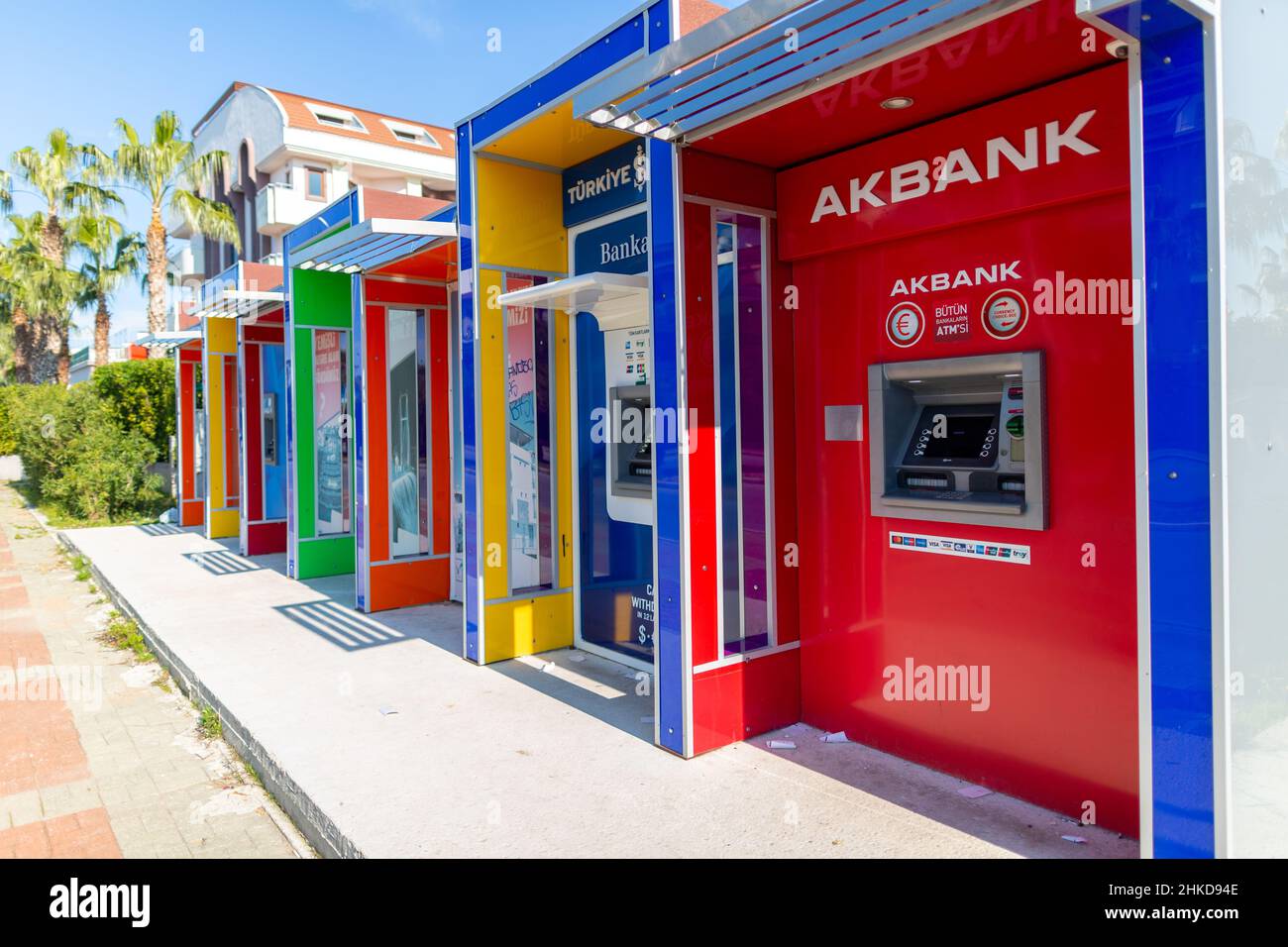 Antalya, Turquía - 18 de enero de 2020: Cajero automático, cajero automático del banco turco akbank en una calle en antalya, turquía. Foto de stock