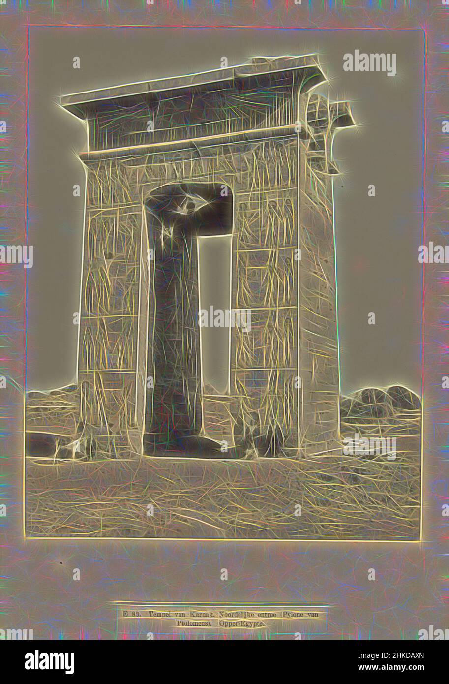 Inspirado por el remanente de la puerta norte del templo de Karnak, E 83. Templo de Karnak. Entrada norte (Pylone de Ptolomeus). Alto Egipto, la puerta norte que conduce al complejo del templo de Karnak. La fotografía es parte de la serie de fotografías de Egipto recogidas por Richard Polak., Egypte, c, Reimaginado por Artótop. Arte clásico reinventado con un toque moderno. Diseño de brillo cálido y alegre y luminosidad e radiación de rayos de luz. Fotografía inspirada en el surrealismo y el futurismo, que abarca la energía dinámica de la tecnología moderna, el movimiento, la velocidad y la revolución de la cultura Foto de stock