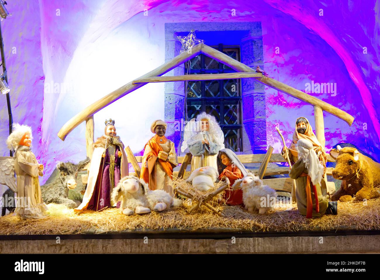 El nacimiento de la escena crista de Jesús. Sagrada Familia y Jesús en el jardín. Foto de stock