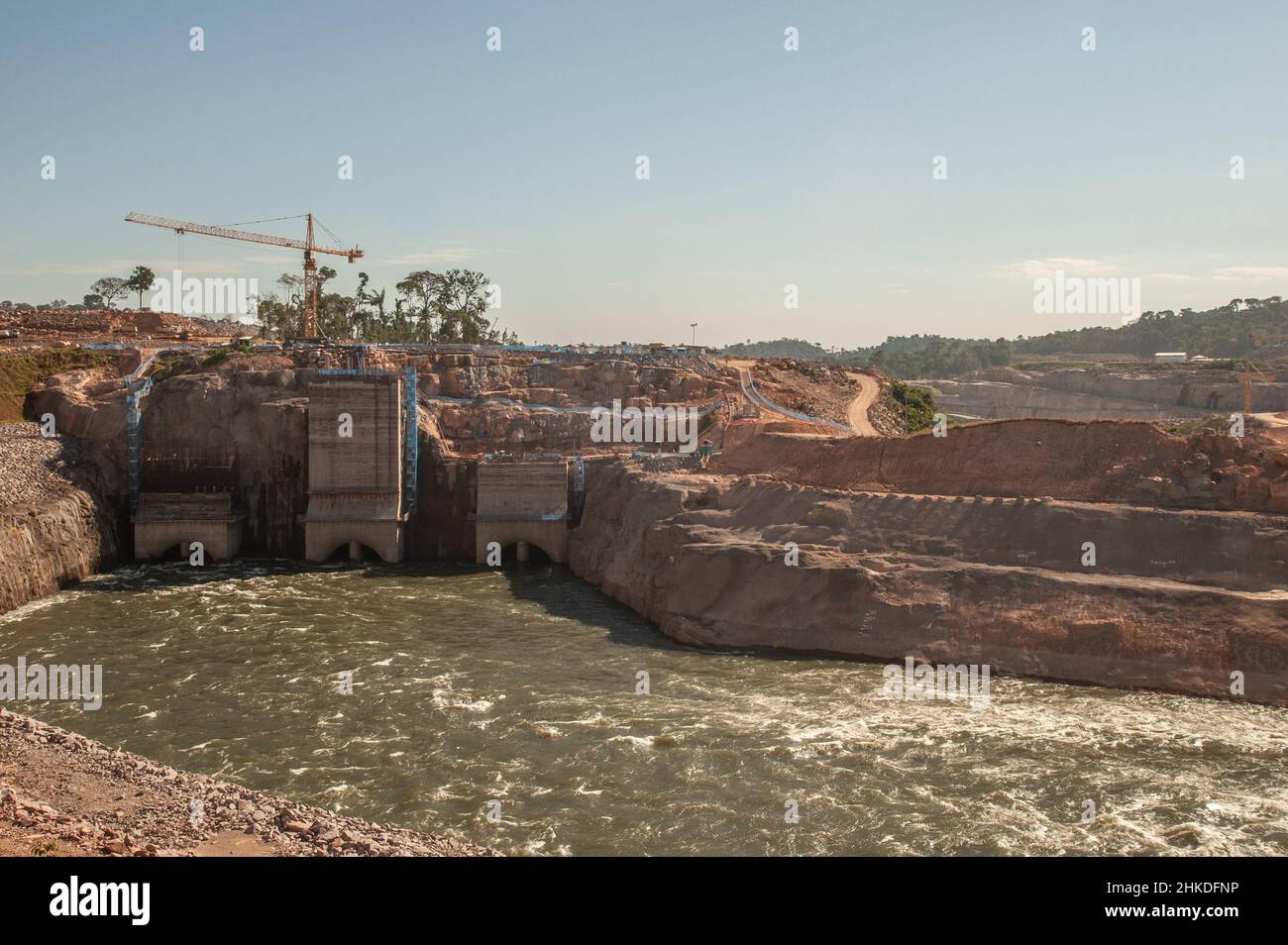 Obra de la UHE Teles Pires en el río Teles Pires. Foto de stock
