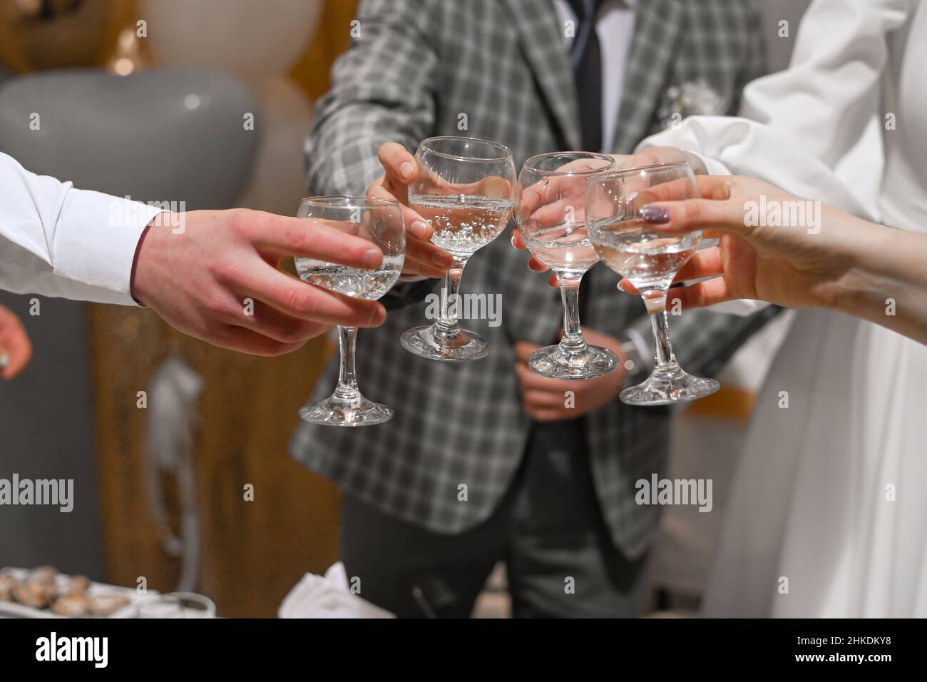 La gente celebra y levanta copas de vino para tostar. Los invitados con champán en la boda. Foto de stock