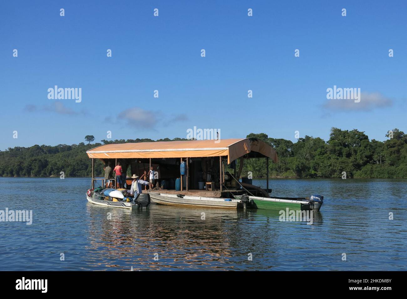 Barco minero ilegal en el río Juruena en la selva amazónica. Foto de stock
