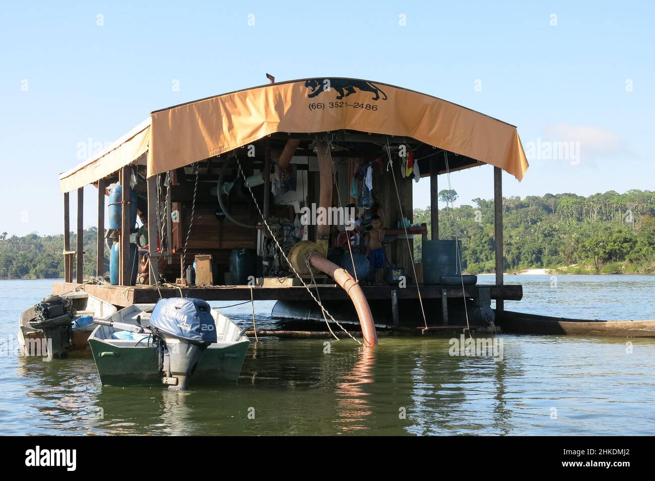 Barcaza ilegal de extracción de oro en el río Juruena, en la selva amazónica brasileña. Foto de stock