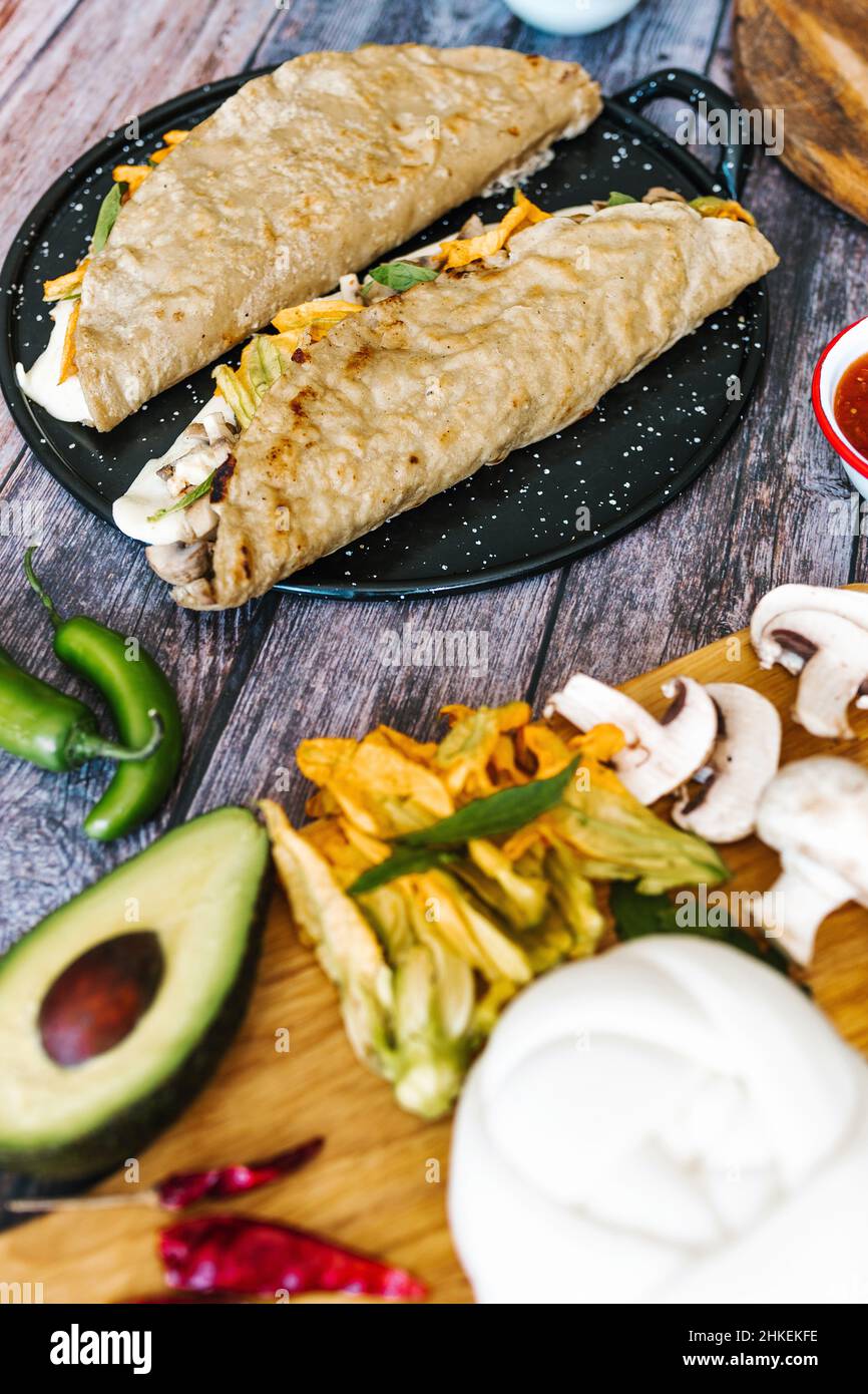 Ingredientes para cocinar quesadillas tradicionales mexicanas de la