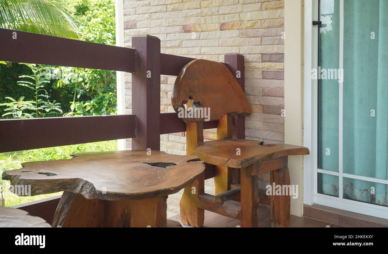 Silla y mesa de madera de rootage en la terraza Foto de stock