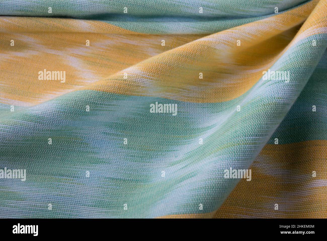 Primer plano de textura de tela de algodón tejida a mano, algodón tailandés de color natural teñido Foto de stock