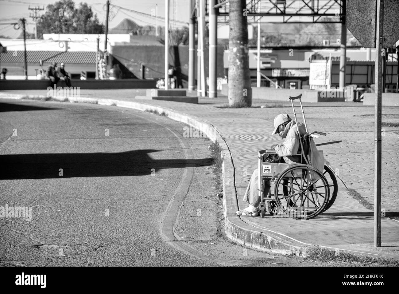 Un hombre mexicano en una silla de ruedas pasa sus días recogiendo basura a lo largo de los canalones de las calles de Puerto Peñasco, Sonora, Baja California, México. Foto de stock