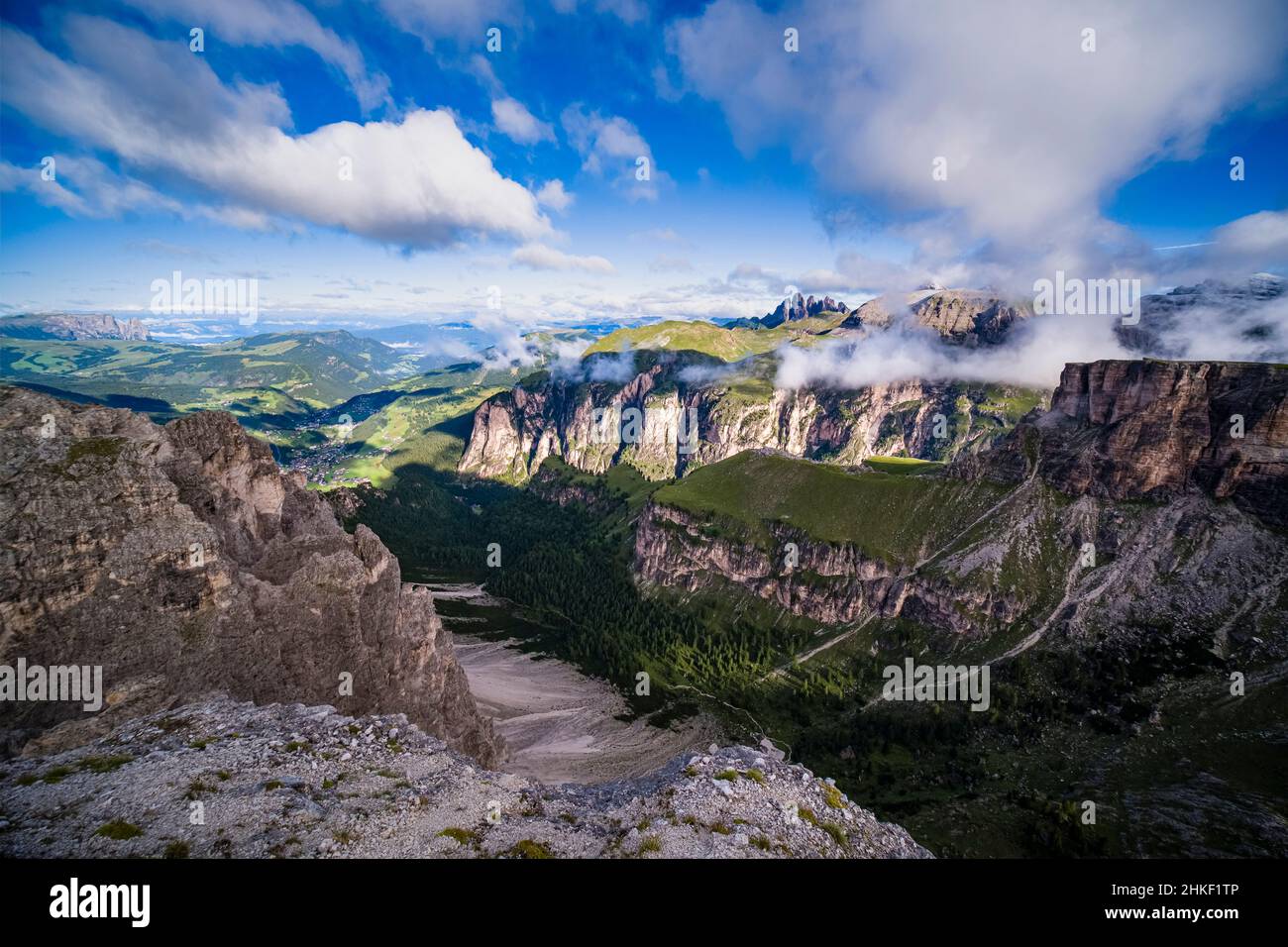 Las caras de roca del grupo Puez y las cumbres del macizo de Odle Geisler en la distancia, visto desde la cumbre del Gran Ciro. Foto de stock