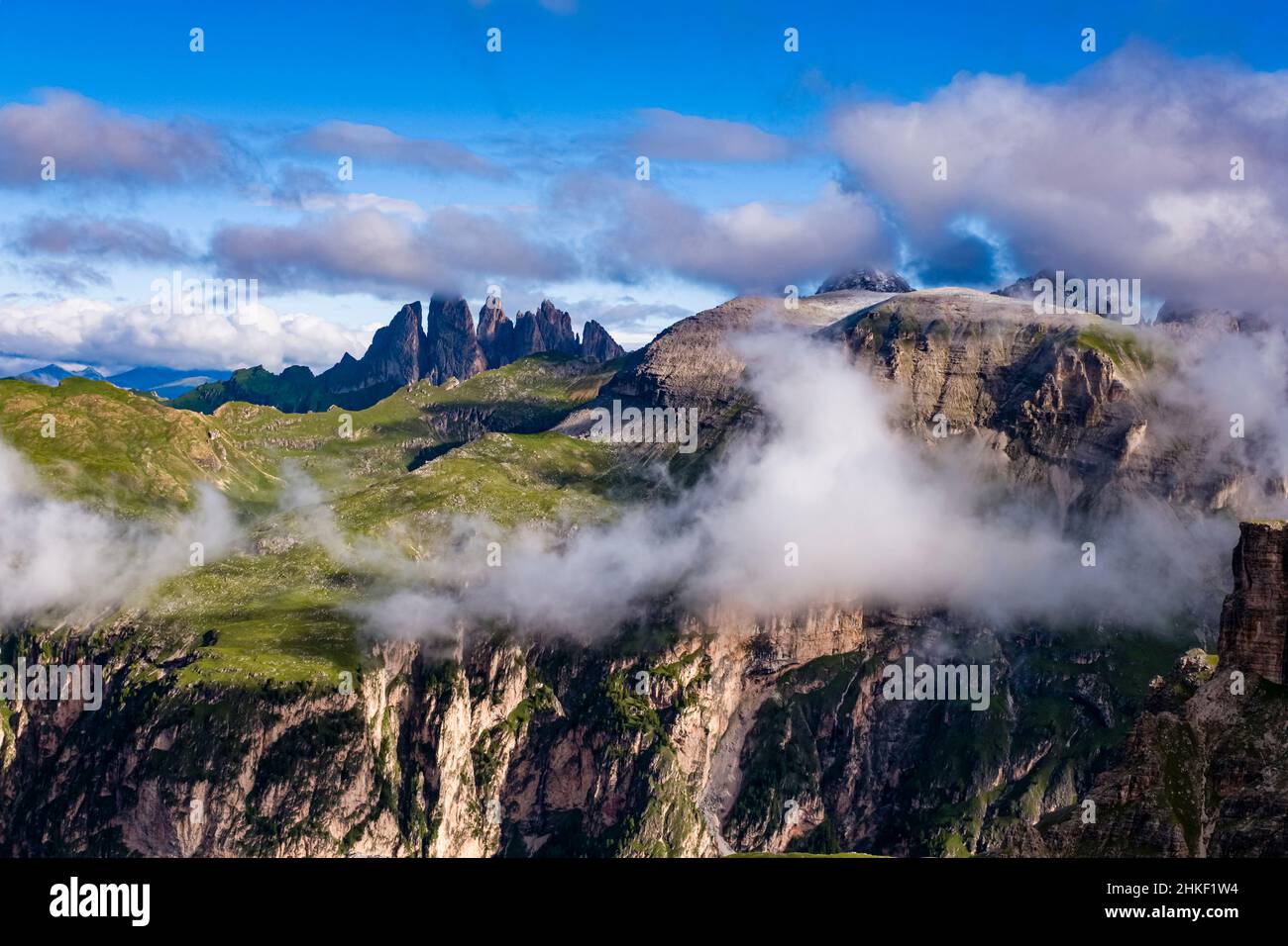 Las caras de roca del grupo Puez y las cumbres del macizo de Odle Geisler en la distancia, visto desde la cumbre del Gran Ciro. Foto de stock