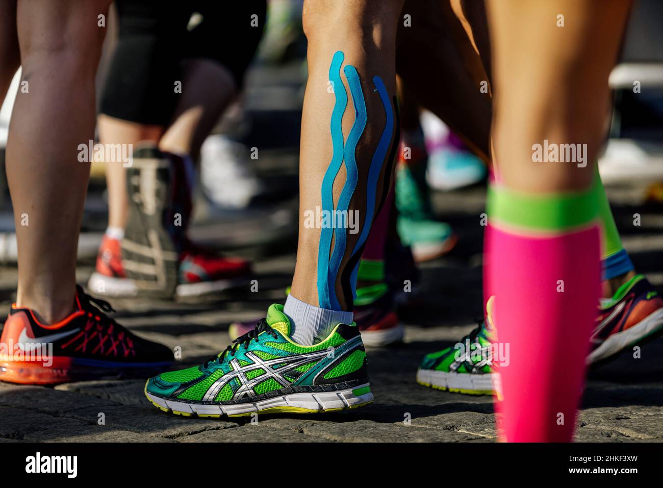Ekaterinburg, Rusia - 7 de agosto de 2016: Piernas niñas corredores en  zapatillas de running Asics y Nike en Europa-Asia maratón Fotografía de  stock - Alamy