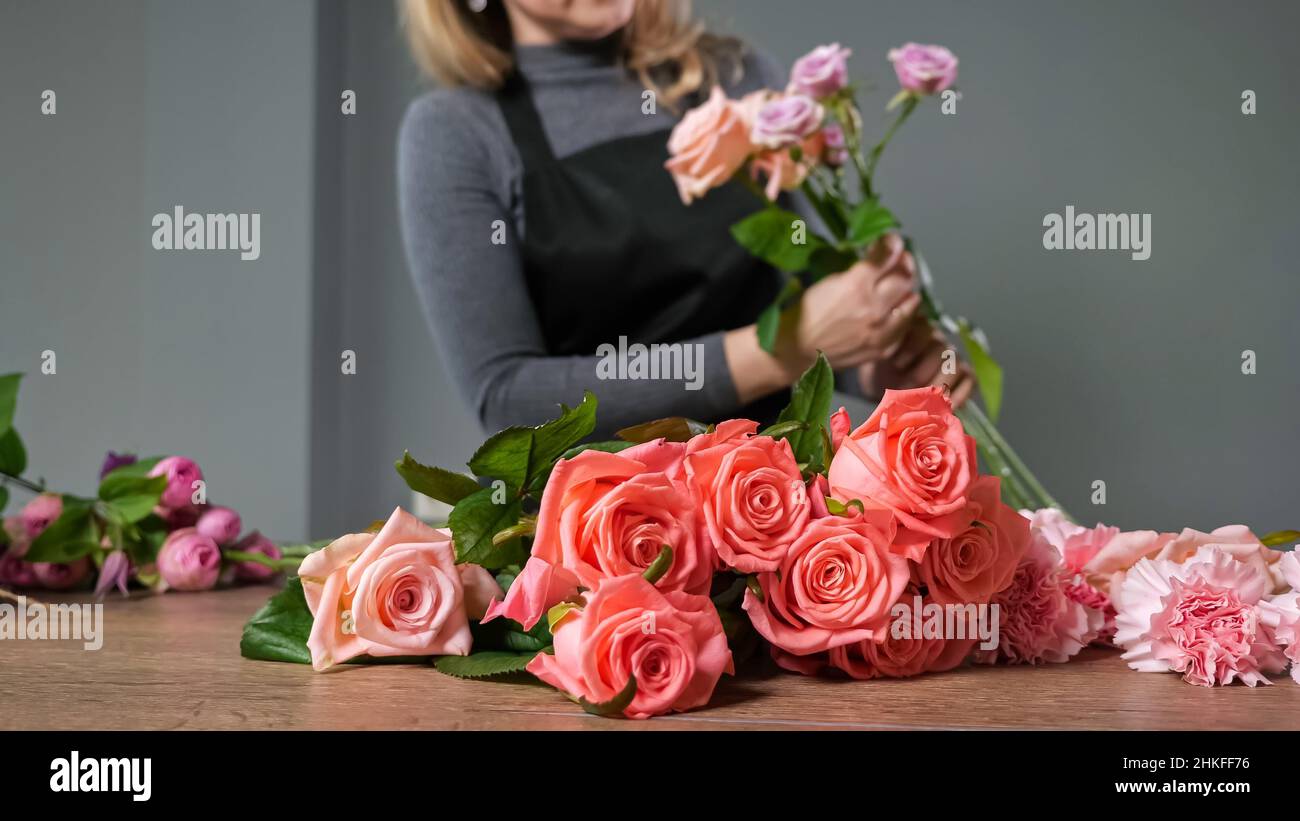 La florería toma rosas rosadas para hacer la composición elegante de la flor  Fotografía de stock - Alamy