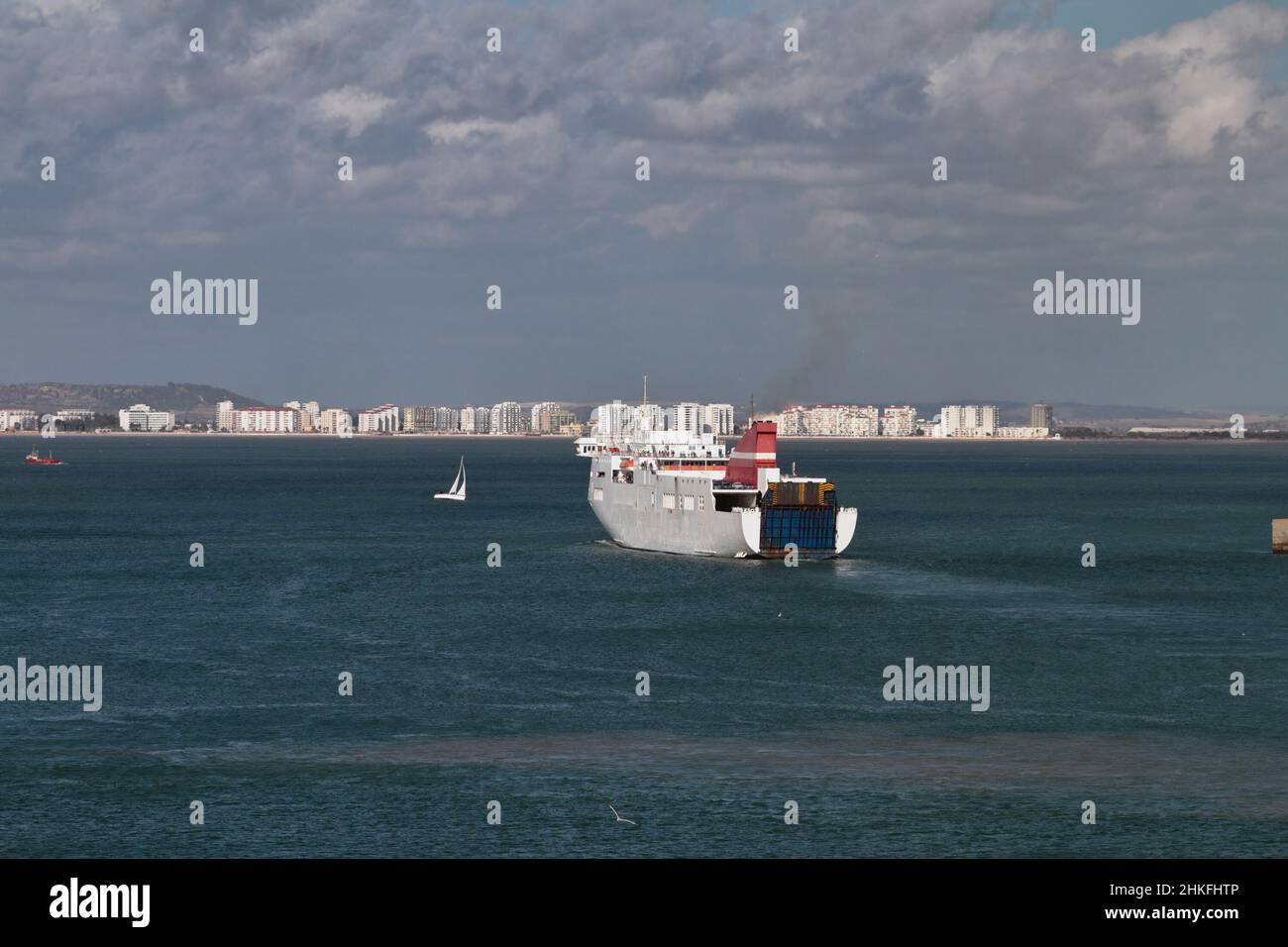 El ferry de carga y pasajeros va al mar. Cádiz, España Foto de stock