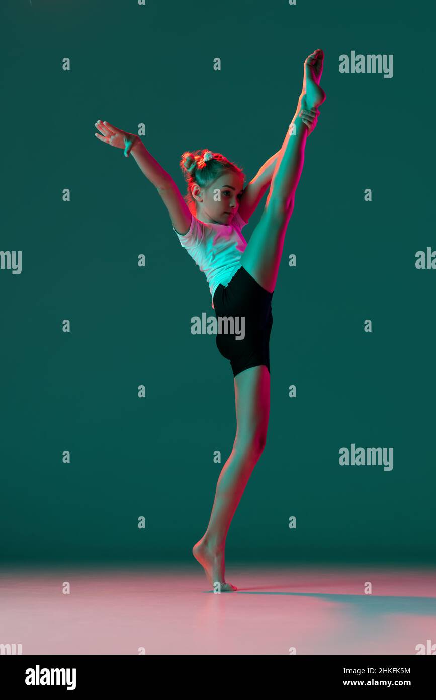 niña haciendo gimnasia con aro aislado sobre fondo blanco Fotografía de  stock - Alamy