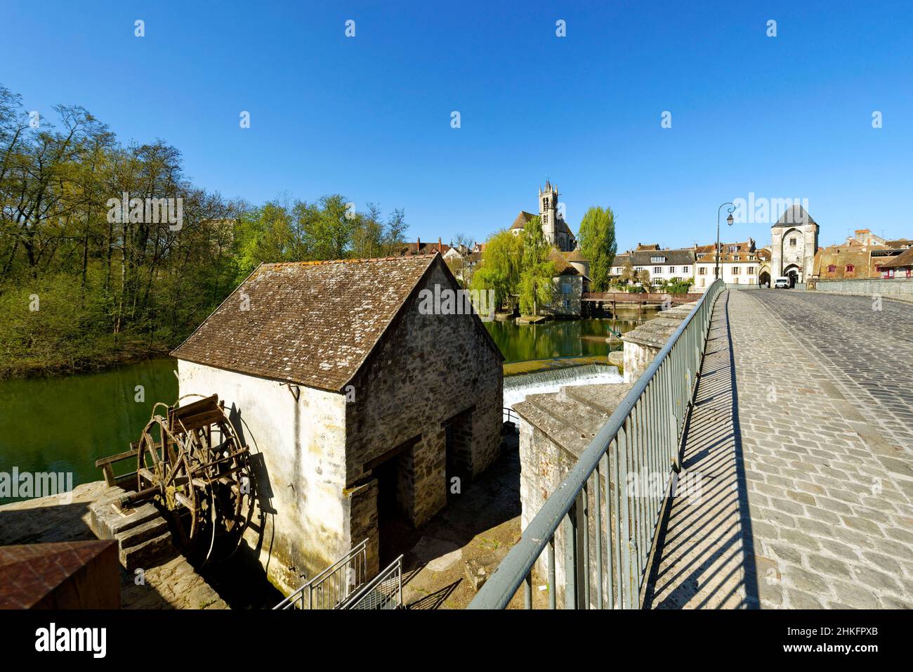 Francia, Sena y Marne, Moret sur Loing, antiguo puente de piedra sobre el río Loing, la puerta de Borgoña, antiguo molino y la Iglesia de la Natividad Foto de stock