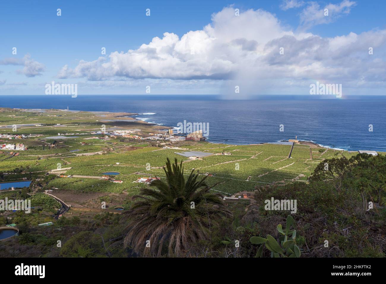 España, Islas Canarias, Tenerife, Los Silos, arco iris sobre el Océano Atlántico Foto de stock