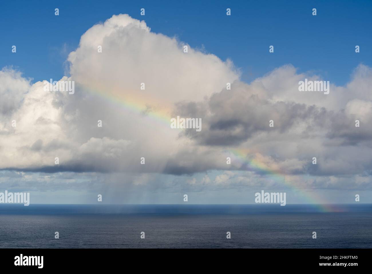 España, Islas Canarias, Tenerife, Los Silos, arco iris sobre el Océano Atlántico Foto de stock
