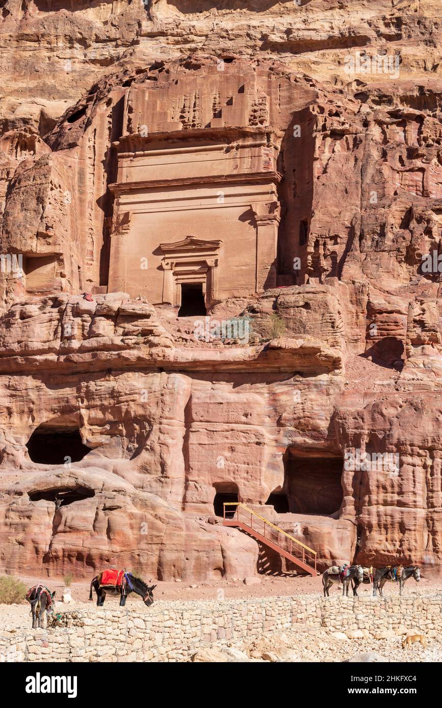 Jordania, Gobernación de Ma'an, sitio arqueológico Nabataean de Petra, declarado Patrimonio de la Humanidad por la UNESCO, casas en la montaña, fachada Foto de stock